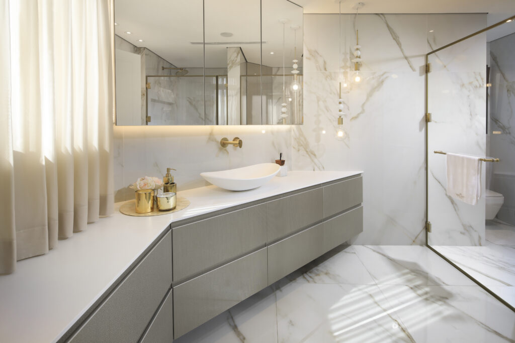 ארון אמבטיה מעוצב בצבע לבן
